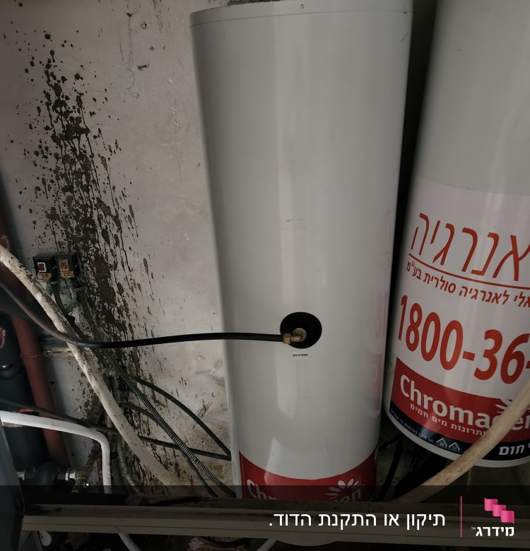 דוד שמש לבן עם צינורות וחיבורים